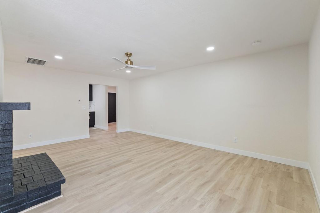 Image 12 of property listing at 3045 W Celeste Avenue, Fresno, CA 93711