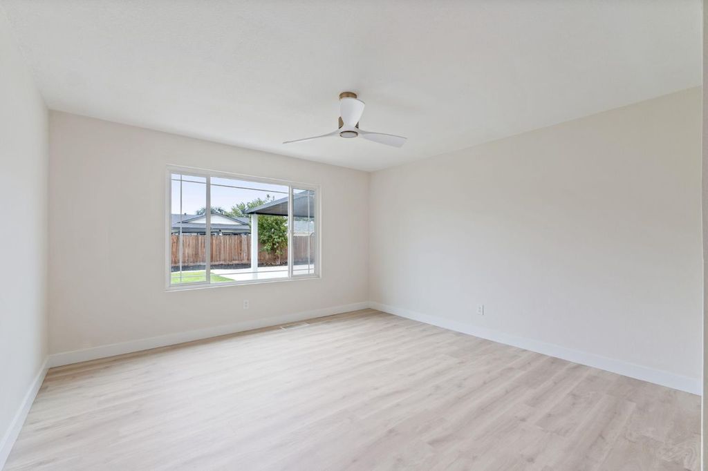 Image 13 of property listing at 3045 W Celeste Avenue, Fresno, CA 93711