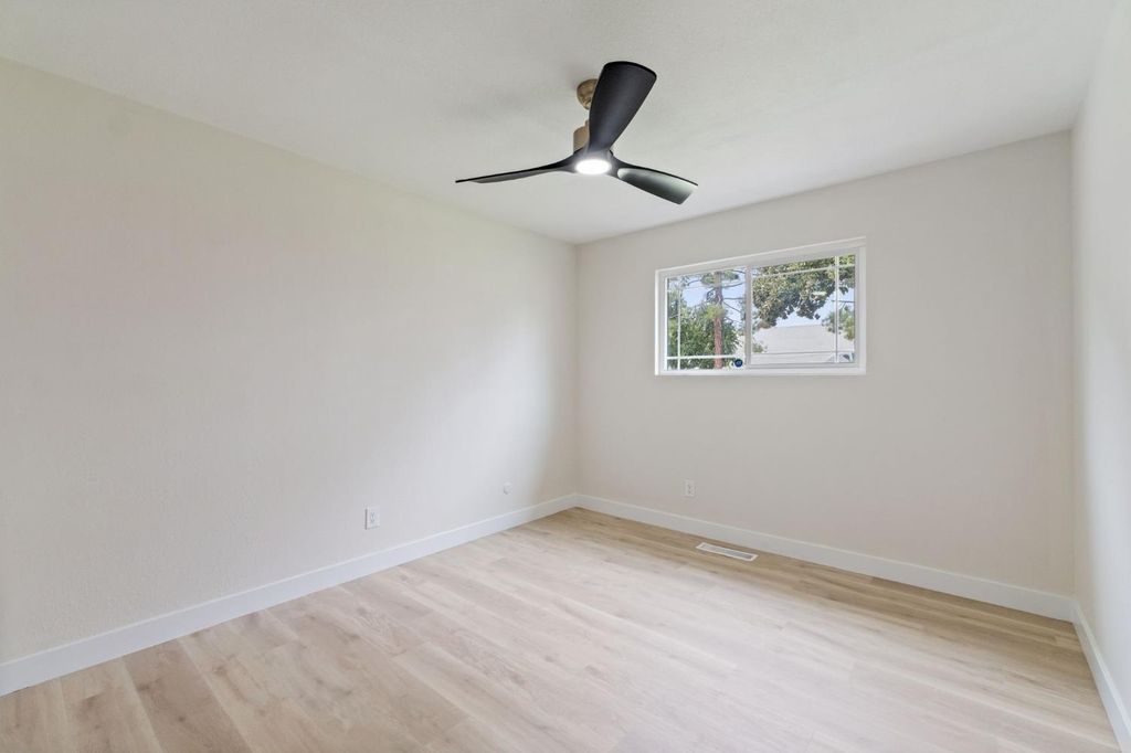 Image 16 of property listing at 3045 W Celeste Avenue, Fresno, CA 93711