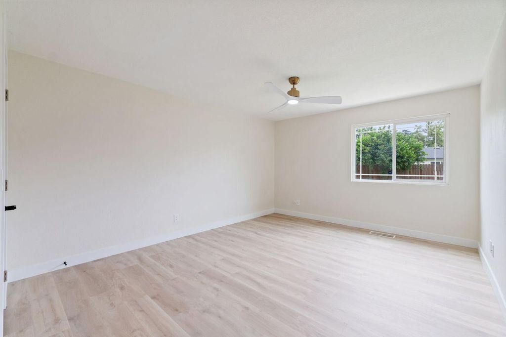 Image 18 of property listing at 3045 W Celeste Avenue, Fresno, CA 93711