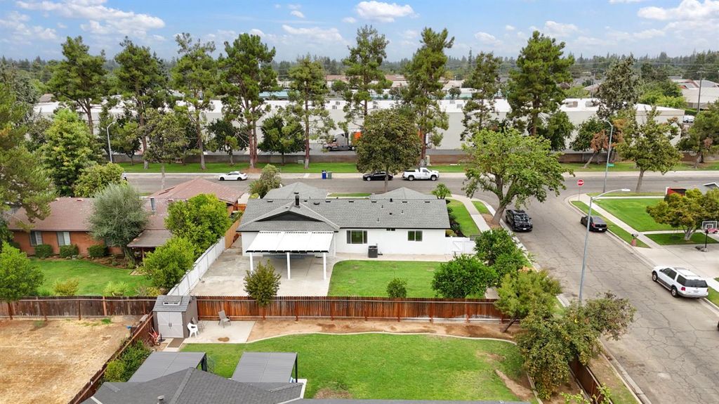 Image 25 of property listing at 3045 W Celeste Avenue, Fresno, CA 93711