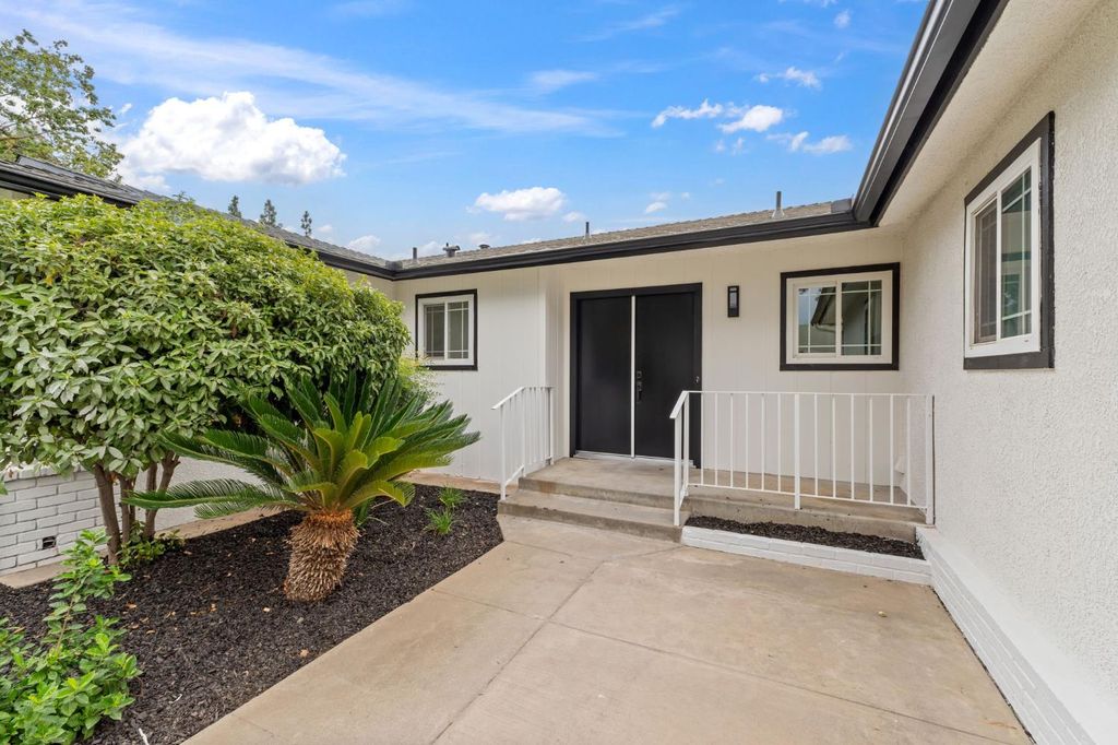 Image 4 of property listing at 3045 W Celeste Avenue, Fresno, CA 93711