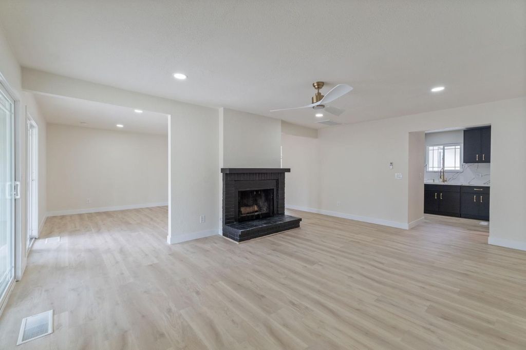 Image 5 of property listing at 3045 W Celeste Avenue, Fresno, CA 93711