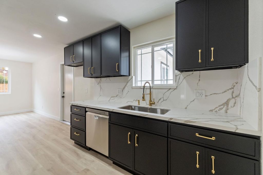 Image 6 of property listing at 3045 W Celeste Avenue, Fresno, CA 93711