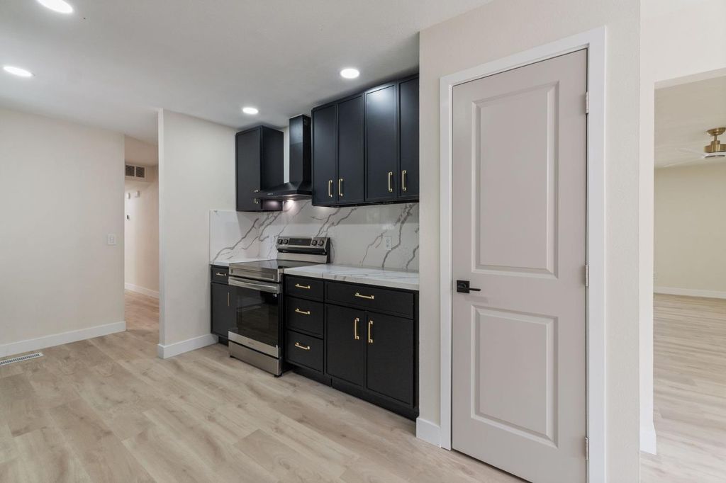 Image 8 of property listing at 3045 W Celeste Avenue, Fresno, CA 93711