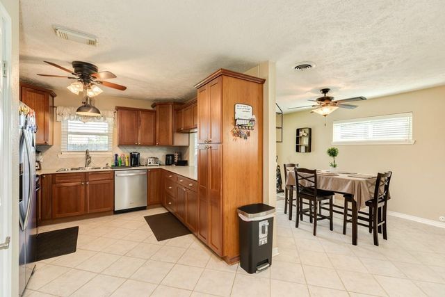 820 Perry Street, Angleton, TX 77515