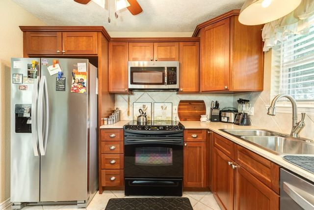 820 Perry Street, Angleton, TX 77515