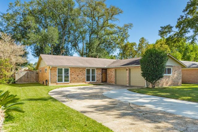 820 Perry Street, Angleton, TX 77515