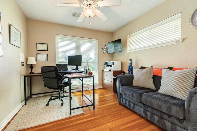 820 Perry Street, Angleton, TX 77515