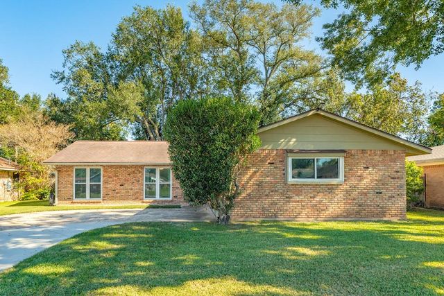 820 Perry Street, Angleton, TX 77515