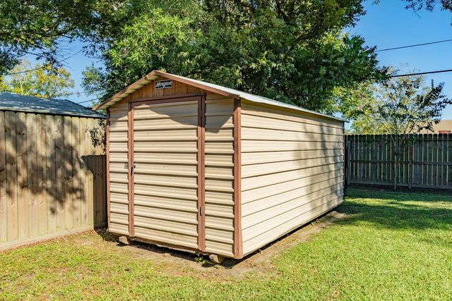 820 Perry Street, Angleton, TX 77515