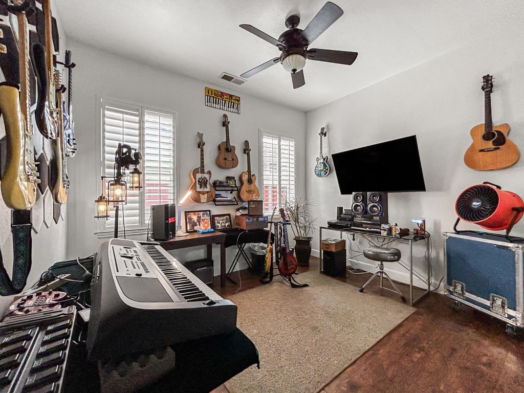 Image 12 of property listing at 6155 W Goux Avenue, Fresno, CA 93722