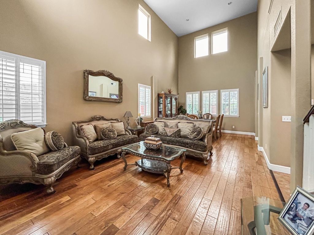 Image 3 of property listing at 6155 W Goux Avenue, Fresno, CA 93722