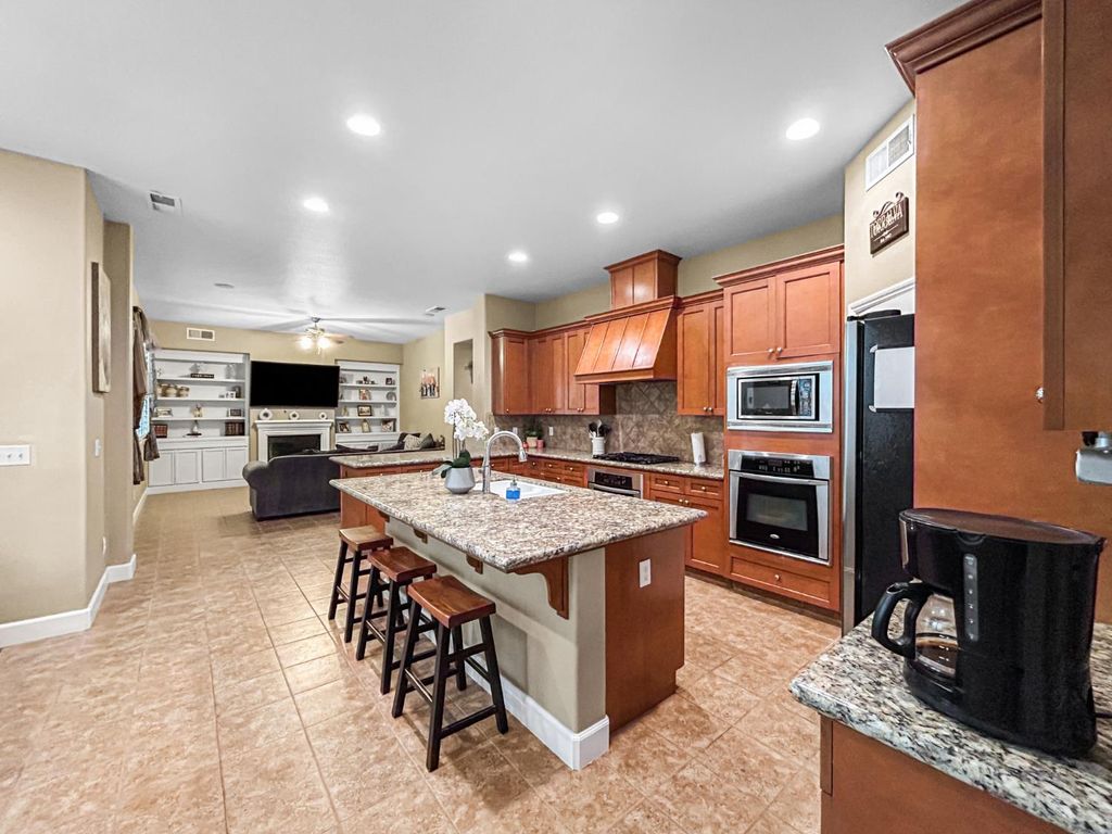 Image 6 of property listing at 6155 W Goux Avenue, Fresno, CA 93722