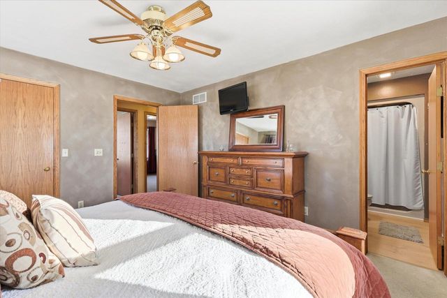 2861 Montclair PLACE, Oshkosh, WI 54904