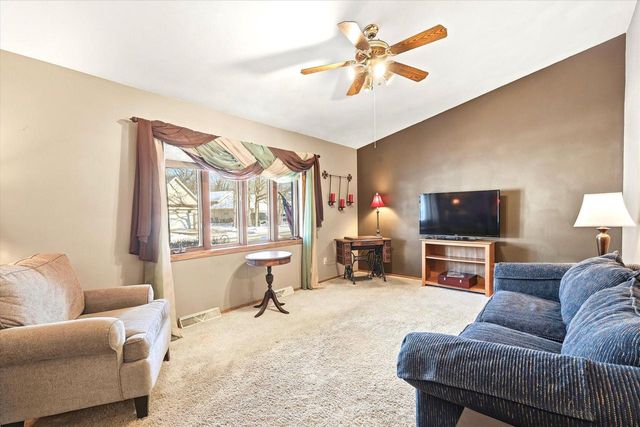 2861 Montclair PLACE, Oshkosh, WI 54904