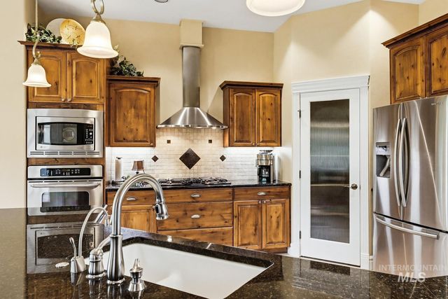 536 W Bogus View Dr, Eagle, ID 83616
