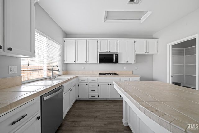 11102 Vista Del Rancho Drive, Bakersfield, CA 93311