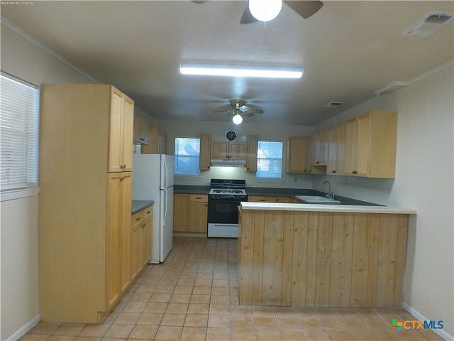 503 E Avenue G, Lampasas, TX 76550