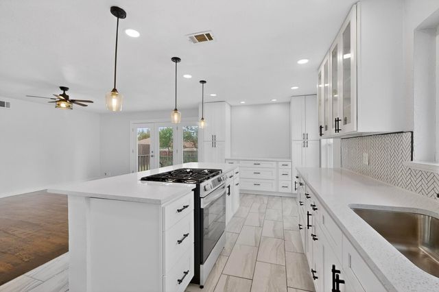 2812 San Medina Avenue, Dallas, TX 75228