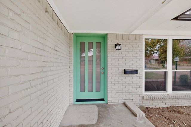 2812 San Medina Avenue, Dallas, TX 75228