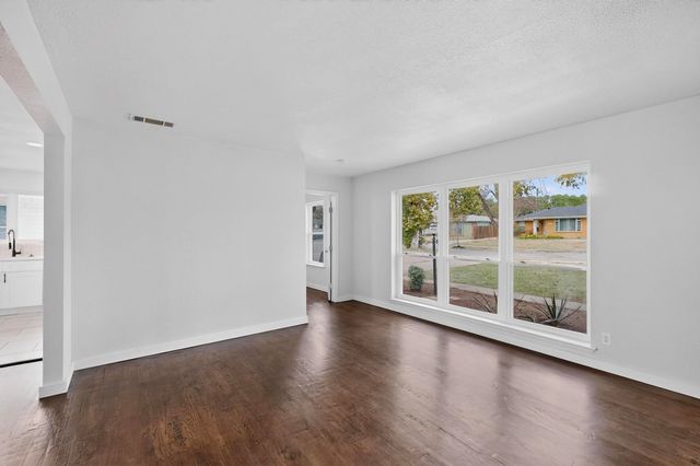 2812 San Medina Avenue, Dallas, TX 75228