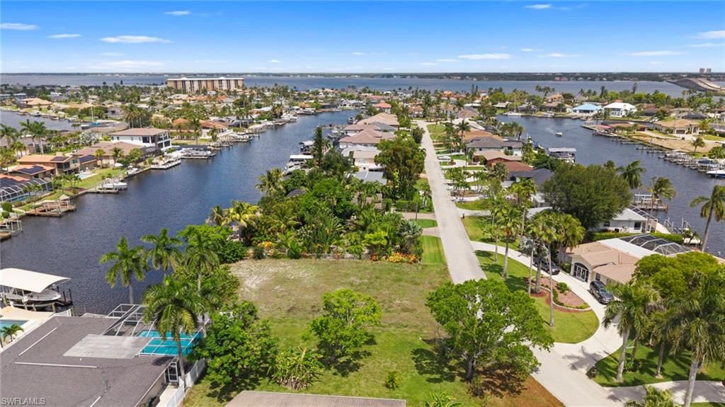 Image 5 of property listing at 1709 SE 46th ST, Cape Coral, FL 33904