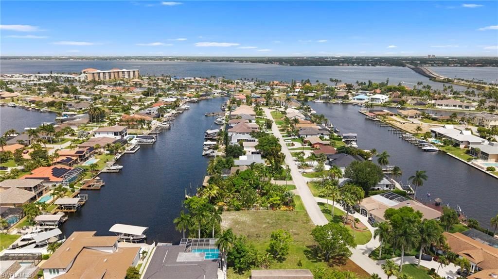 Image 7 of property listing at 1709 SE 46th ST, Cape Coral, FL 33904