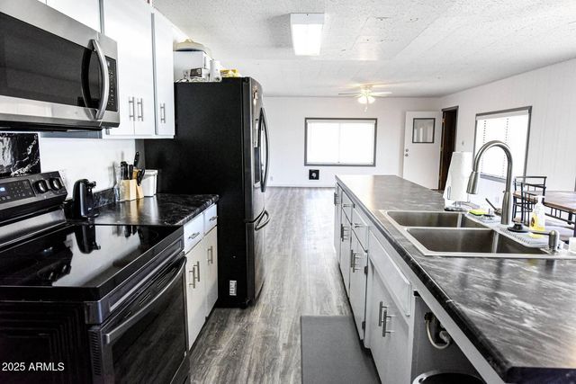 5674 S MIAMI GARDENS Drive, Miami, AZ 85539