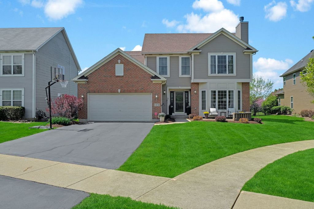 Image 2 of property listing at 122 Fieldcrest Drive, Bartlett, IL 60103