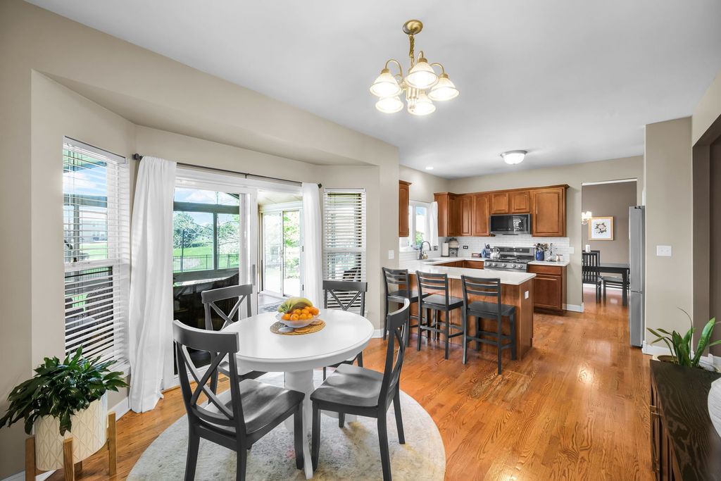 Image 13 of property listing at 122 Fieldcrest Drive, Bartlett, IL 60103