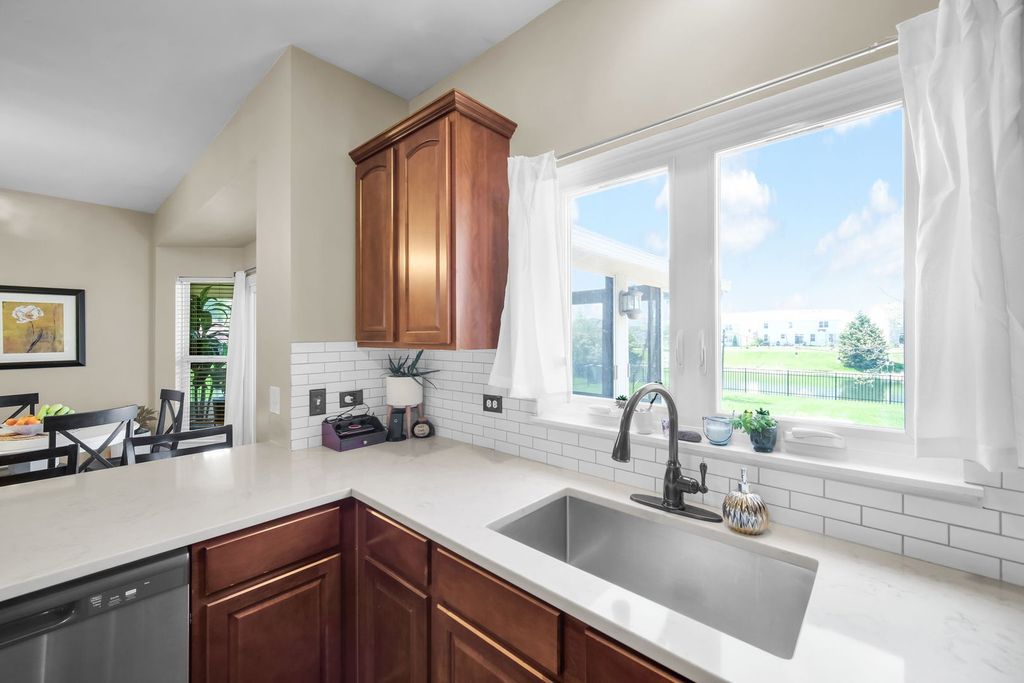 Image 14 of property listing at 122 Fieldcrest Drive, Bartlett, IL 60103