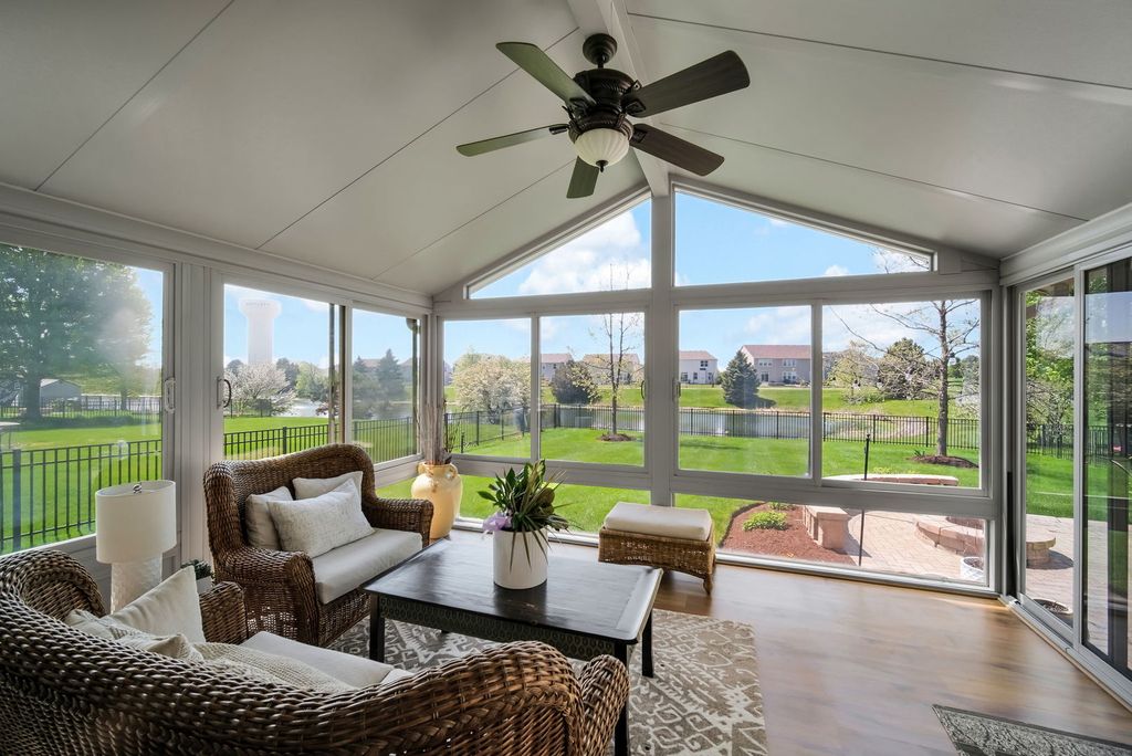 Image 16 of property listing at 122 Fieldcrest Drive, Bartlett, IL 60103