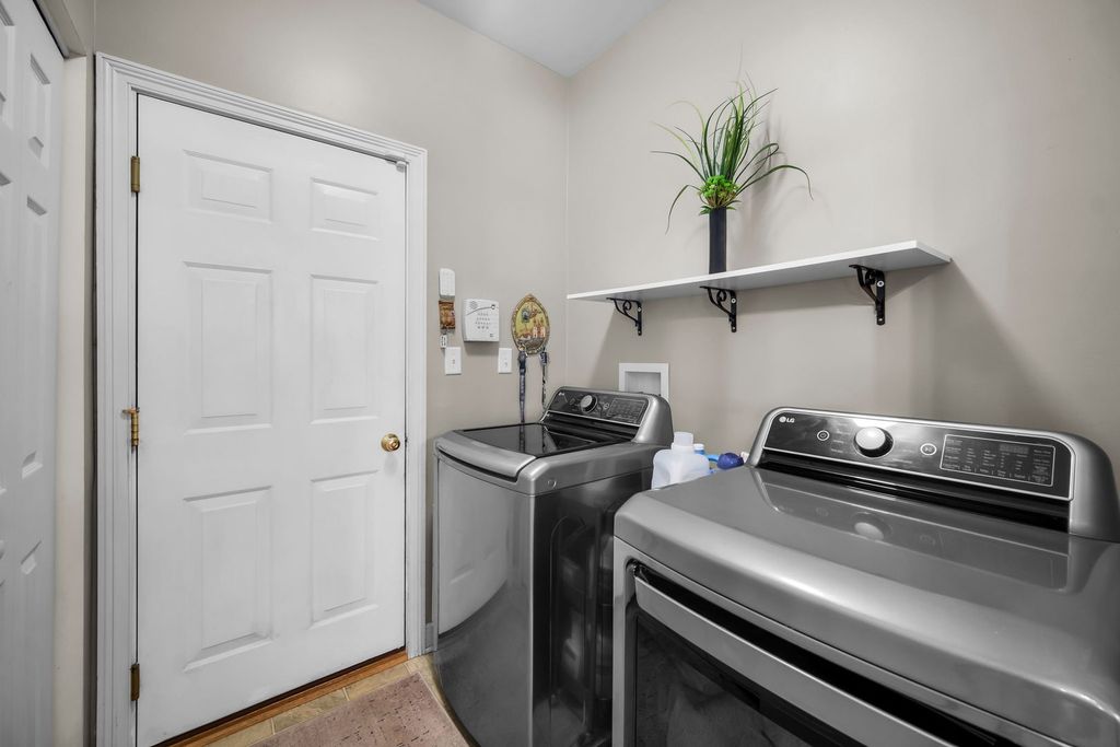 Image 19 of property listing at 122 Fieldcrest Drive, Bartlett, IL 60103