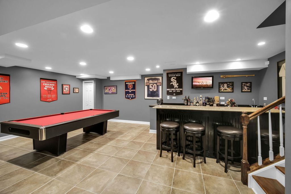Image 20 of property listing at 122 Fieldcrest Drive, Bartlett, IL 60103