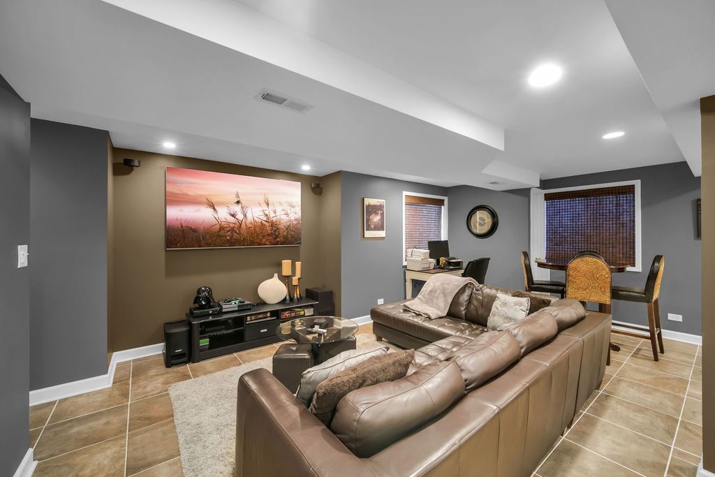 Image 22 of property listing at 122 Fieldcrest Drive, Bartlett, IL 60103