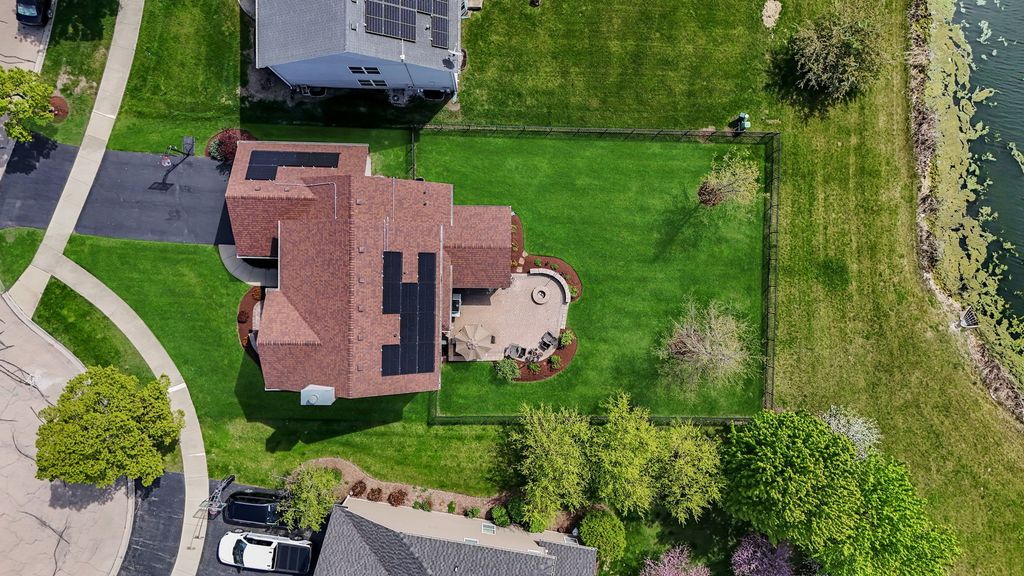 Image 23 of property listing at 122 Fieldcrest Drive, Bartlett, IL 60103