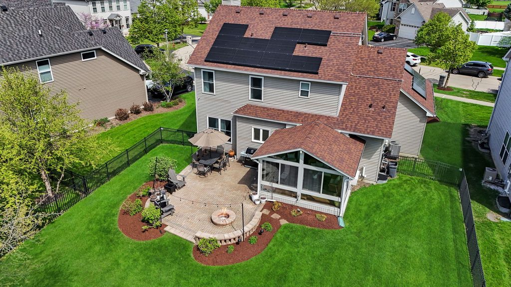 Image 24 of property listing at 122 Fieldcrest Drive, Bartlett, IL 60103