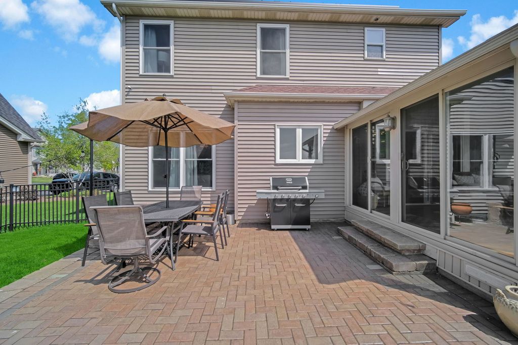 Image 26 of property listing at 122 Fieldcrest Drive, Bartlett, IL 60103