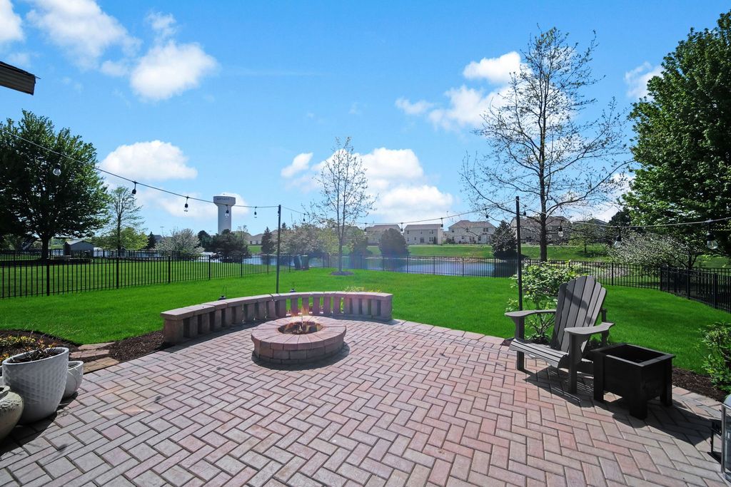 Image 27 of property listing at 122 Fieldcrest Drive, Bartlett, IL 60103