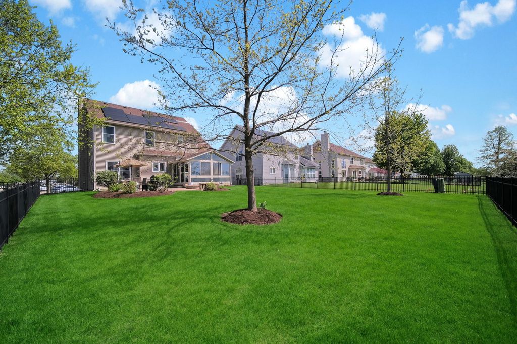 Image 28 of property listing at 122 Fieldcrest Drive, Bartlett, IL 60103