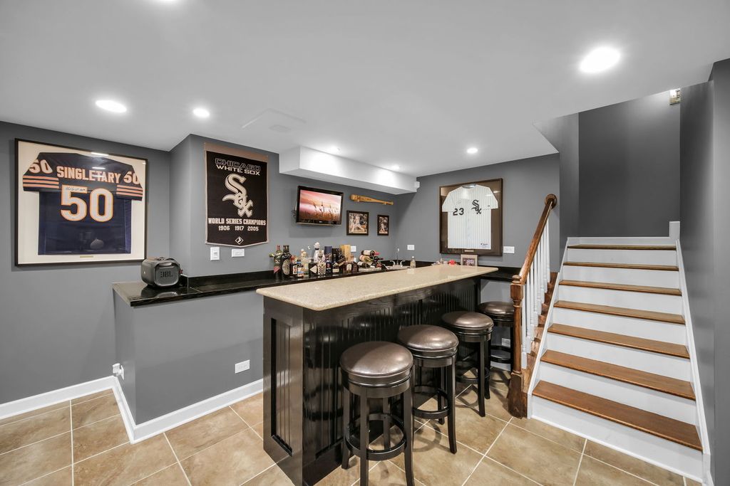 Image 30 of property listing at 122 Fieldcrest Drive, Bartlett, IL 60103