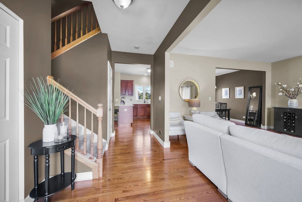 Image 4 of property listing at 122 Fieldcrest Drive, Bartlett, IL 60103