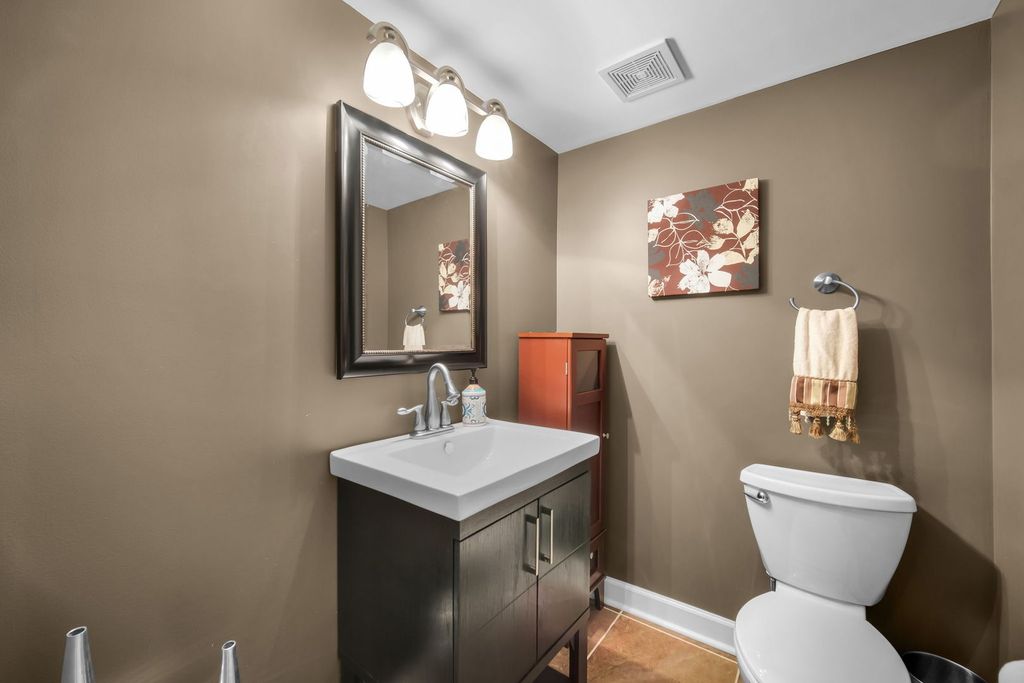 Image 31 of property listing at 122 Fieldcrest Drive, Bartlett, IL 60103