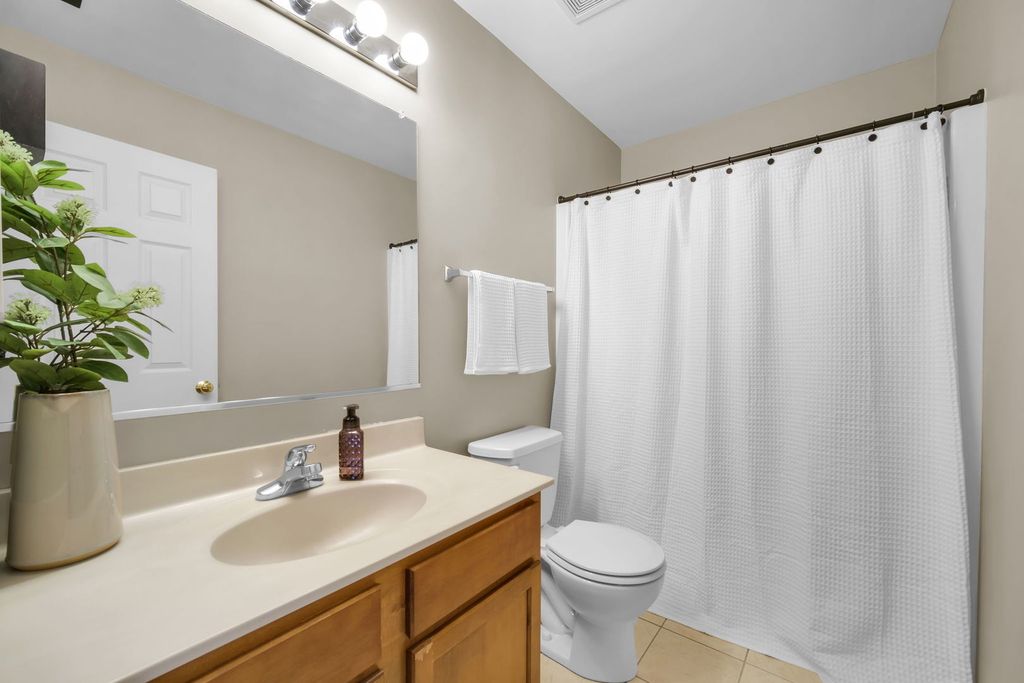 Image 33 of property listing at 122 Fieldcrest Drive, Bartlett, IL 60103