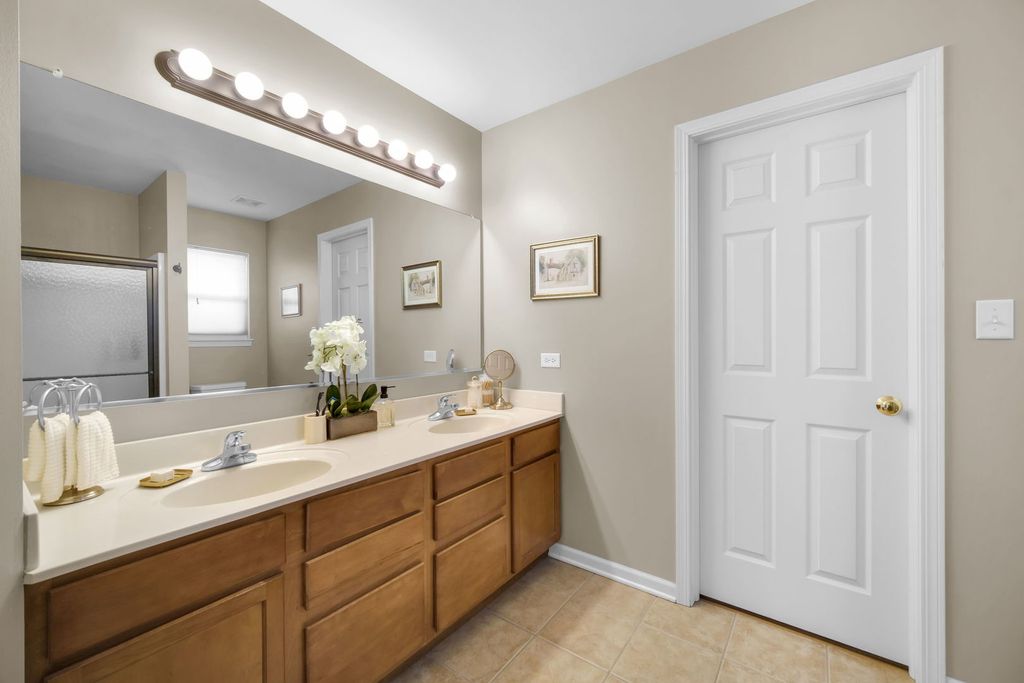 Image 34 of property listing at 122 Fieldcrest Drive, Bartlett, IL 60103