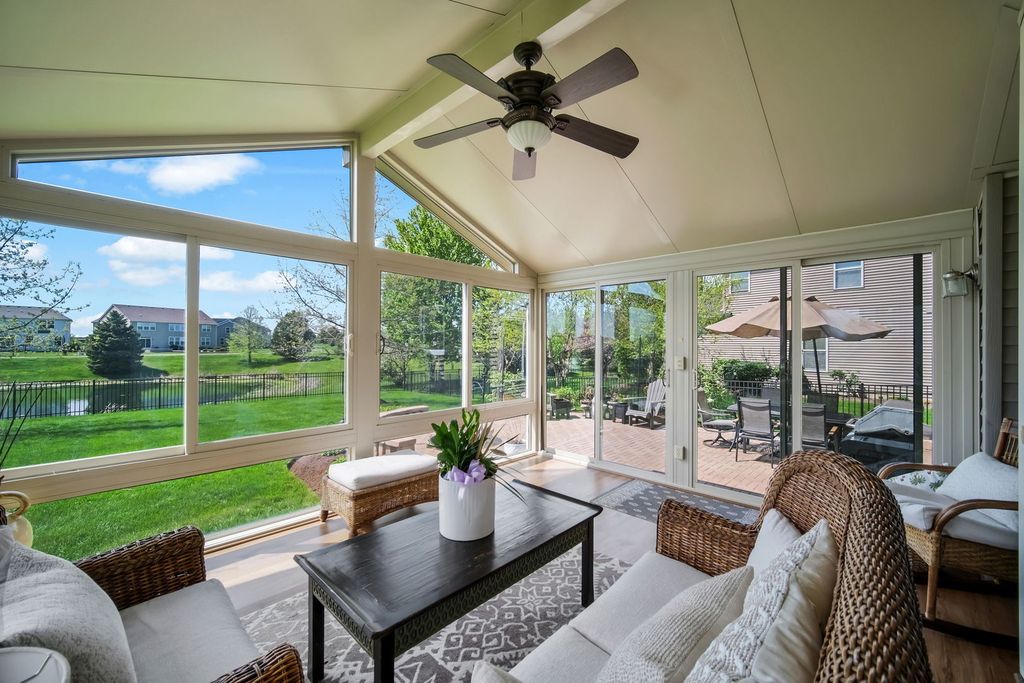 Image 35 of property listing at 122 Fieldcrest Drive, Bartlett, IL 60103