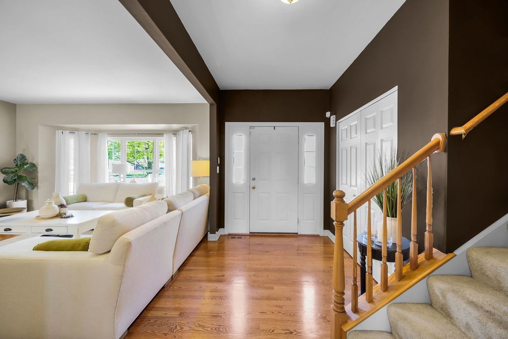 Image 5 of property listing at 122 Fieldcrest Drive, Bartlett, IL 60103