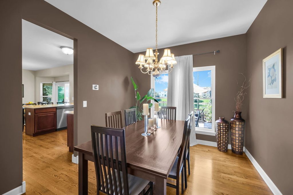 Image 9 of property listing at 122 Fieldcrest Drive, Bartlett, IL 60103
