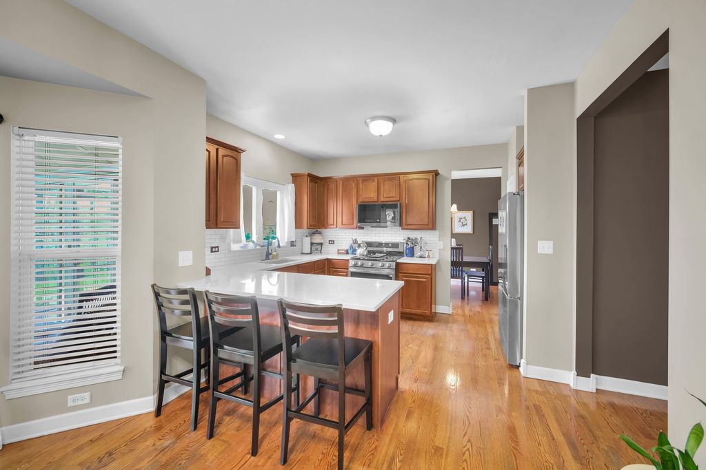 Image 10 of property listing at 122 Fieldcrest Drive, Bartlett, IL 60103